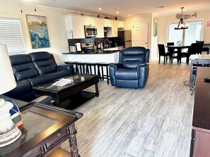 TV connectée, jeux vidéo, table de tennis de table, chaîne hi-fi