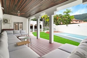Terrace/patio - Casa Del Sol - Luxurious 4-Bedroom Tropical Retreat with Private Pool Near Palm Cove Beach (Palm Cove)