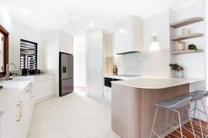 Frigorífico, microondas, horno y placa de cocina