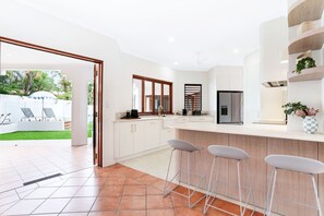 Fridge, microwave, oven, stovetop - Casa Del Sol - Luxurious 4-Bedroom Tropical Retreat with Private Pool Near Palm Cove Beach (Palm Cove)