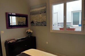 1 غرفة نوم وخزنة داخل الغرفة وواي فاي وملاءات أسرّة