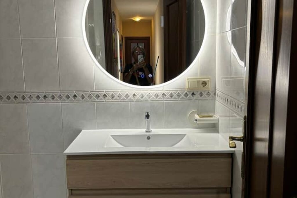 Douche, sèche-cheveux, savon, shampoing