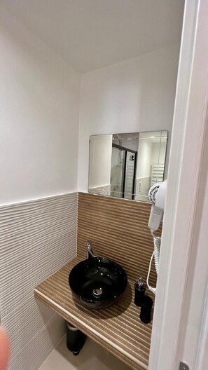 Dusche, Haartrockner, Bidet, Handtücher