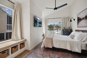 4 bedrooms, in-room safe, desk, iron/ironing board - 4\2.5+ Lake House — Dock, Swim, Fish, Lake Mat, Kayak, Light-Block. Drapes, King (Montgomery)