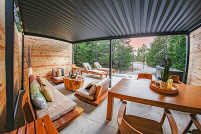 Luxury Bali Glamping – Hot Tub + 15 Acres - 90 mins from Dallas