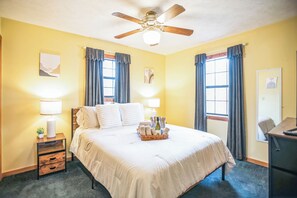 4 chambres, bureau, fer et planche à repasser, lit parapluie