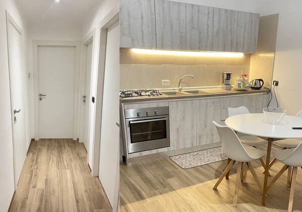 冷蔵庫、オーブン、コンロ、コーヒー / ティーメーカー