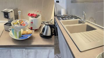 Een koelkast, een oven, een kookplaat, een koffiezetapparaat/waterkoker
