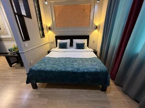 Standaard tweepersoonskamer | 2 slaapkamers, luxe beddengoed, een minibar, een bureau