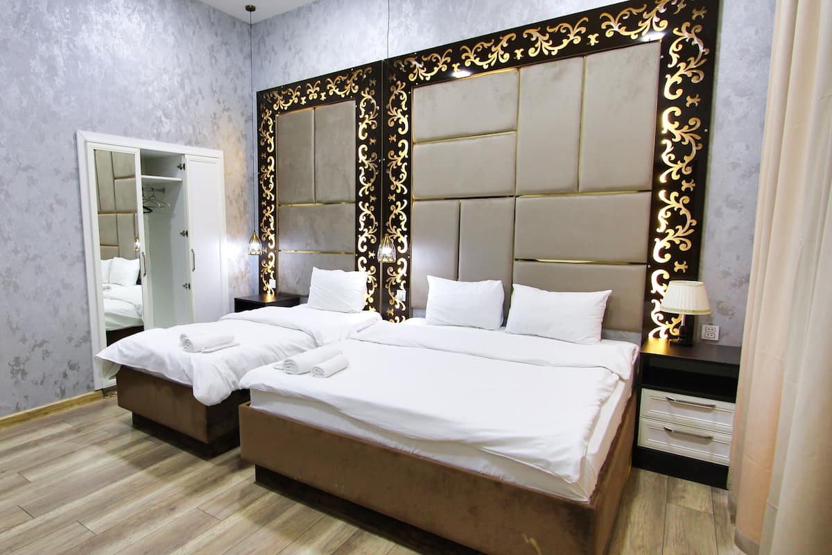 2 bedrooms, premium bedding, minibar, desk