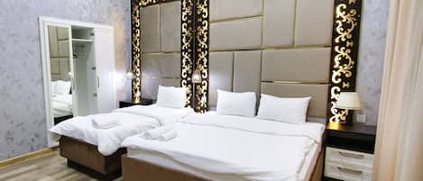 Habitación triple familiar | 2 dormitorios, ropa de cama de alta calidad, minibar y escritorio