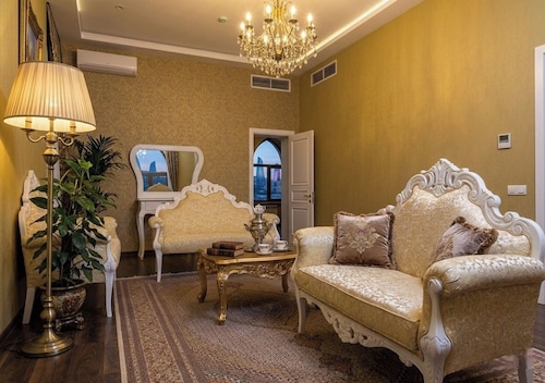 Seven Gate Suit Hotel