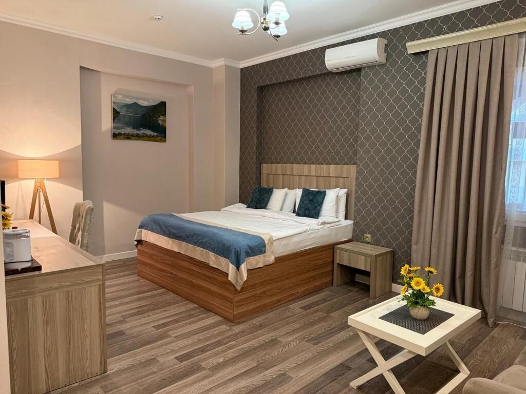 Habitación familiar, vista a la ciudad | Ropa de cama de alta calidad, minibar y escritorio 