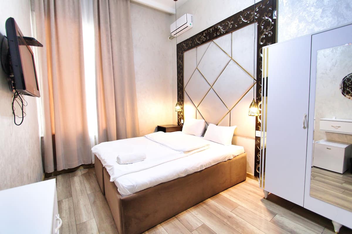2 bedrooms, premium bedding, minibar, desk