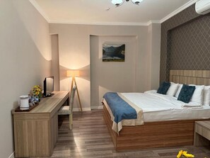 Habitación familiar, vista a la ciudad | Ropa de cama de alta calidad, minibar y escritorio