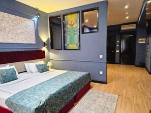 Camera familiare, vista città | 2 camere, biancheria da letto di alta qualità, minibar, una scrivania