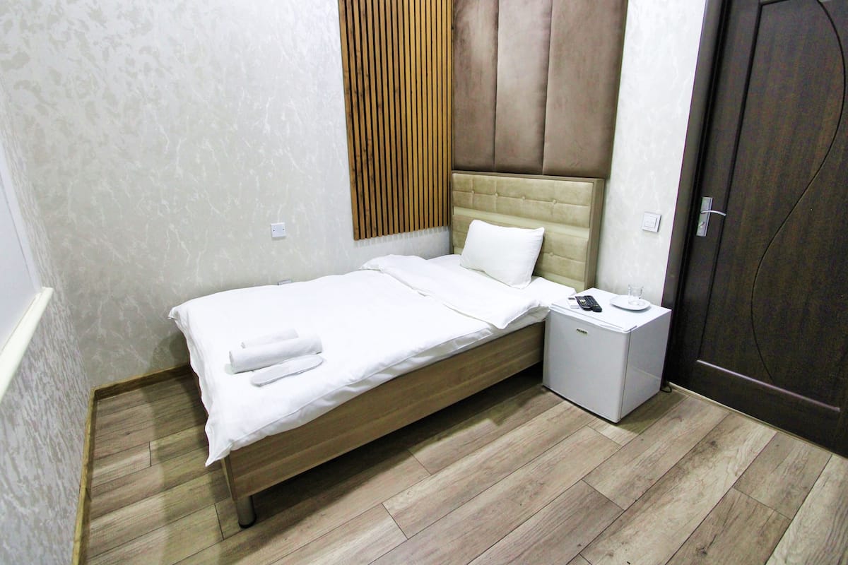 2 bedrooms, premium bedding, minibar, desk