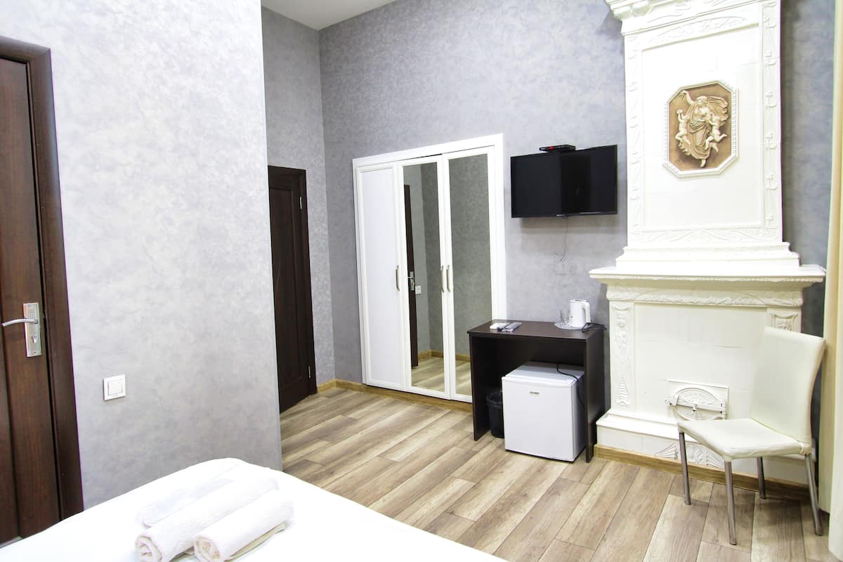 2 bedrooms, premium bedding, minibar, desk