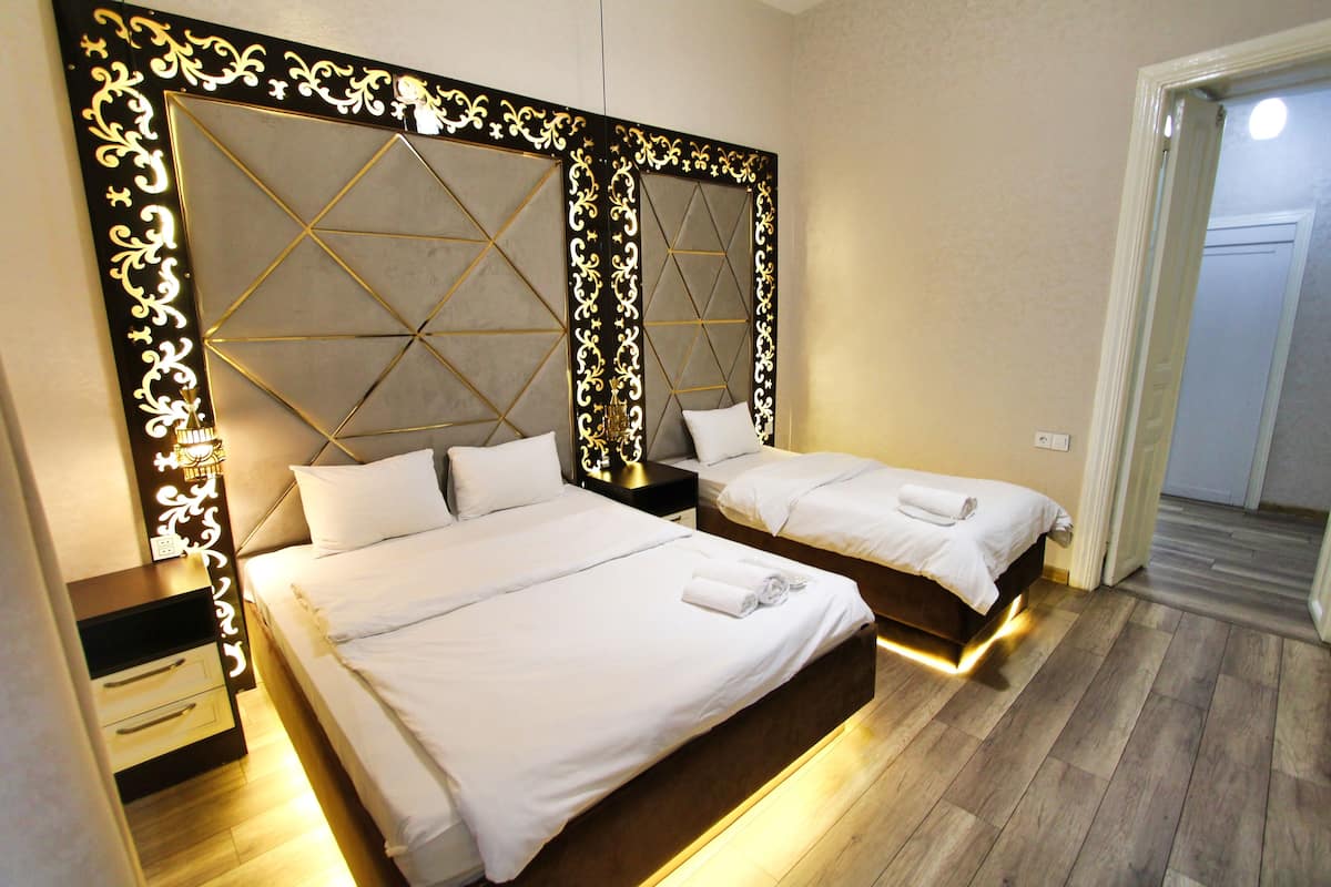2 bedrooms, premium bedding, minibar, desk