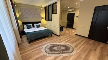 2 habitaciones, ropa de cama de alta calidad, minibar y escritorio