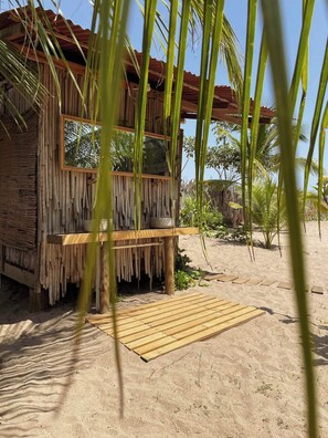 Classic Double Room, Garden View | Bathroom | Shower, toilet paper - Hostal Onahu Chacahua (Villa de Tututepec de Melchor Ocampo)