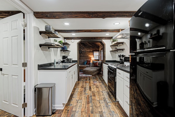 Cabin, 2 Bedrooms, Kitchen, Lake View | Private kitchen