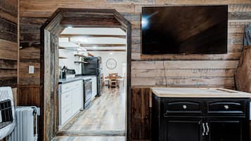 Cabin, 2 Bedrooms, Kitchen, Lake View | Private kitchen