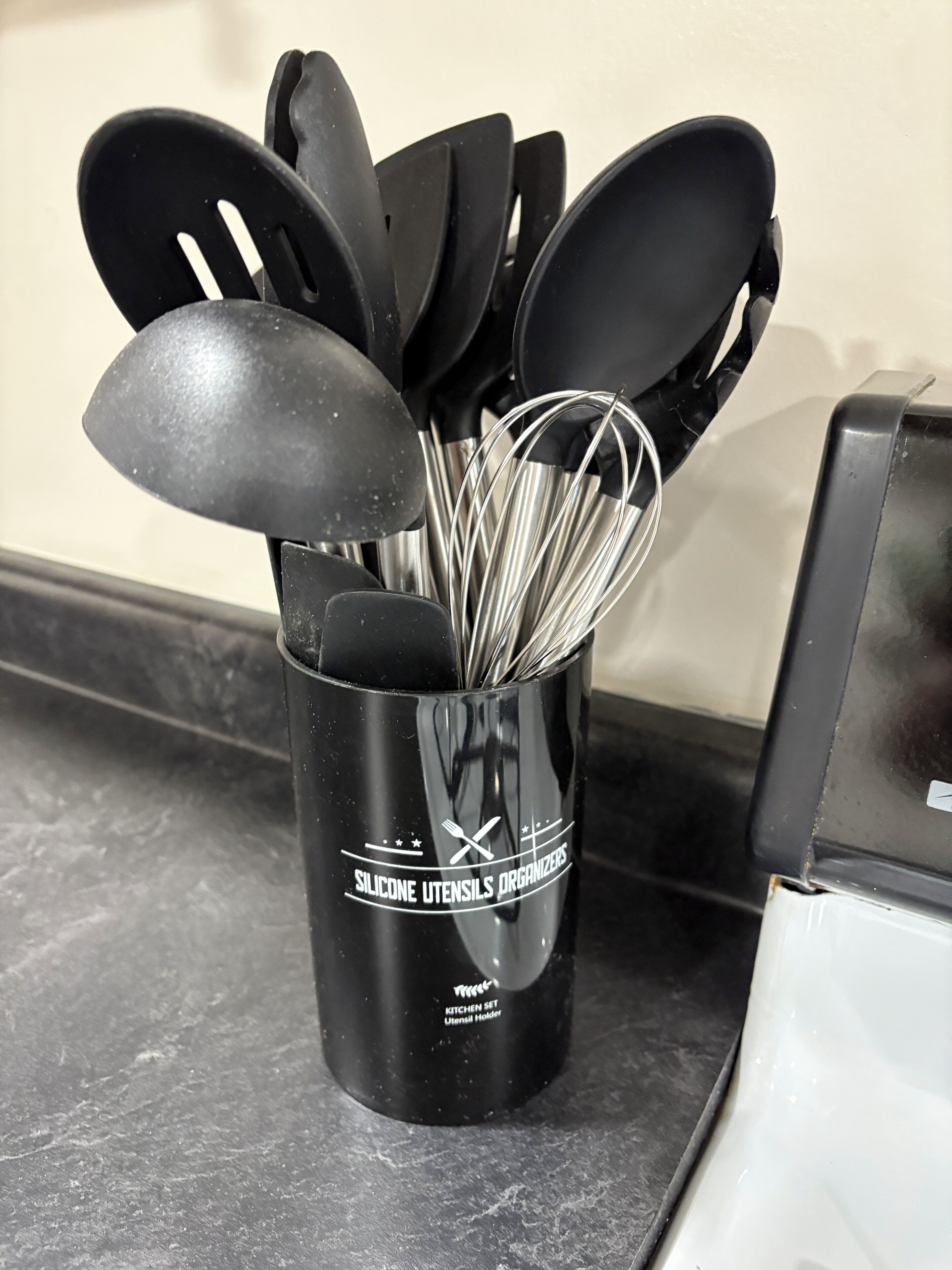 Un recipiente de silicona para utensilios de cocina con diversas herramientas.