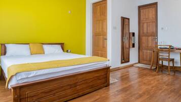 5 bedrooms, iron/ironing board, WiFi, bed sheets