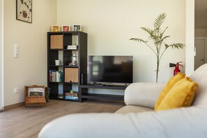 TV, tavolo da ping pong