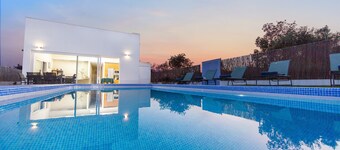 Peaceful villa w/ pool, BBQ & ping-pong table