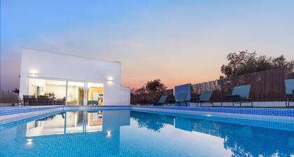 Peaceful villa w/ pool, BBQ & ping-pong table
