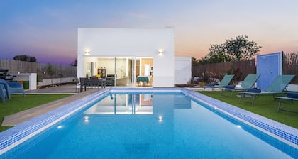 Peaceful villa w/ pool, BBQ & ping-pong table