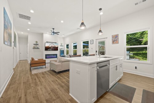 Atlanta Game House with Hot Tub