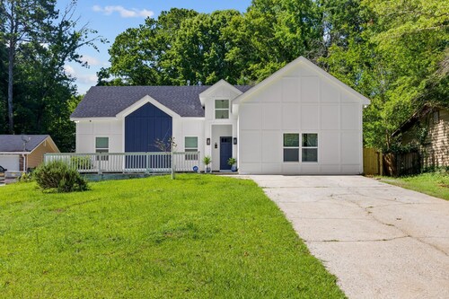 Brand-New 4 BR 3BR 15min from Airport, 15 min to DWN TWN: Hot Tub inclusive