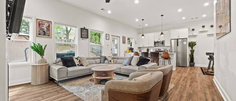 智能電視、壁爐、電子遊戲、乒乓球設施