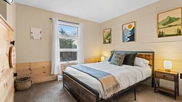Desk, iron/ironing board, travel cot, WiFi
