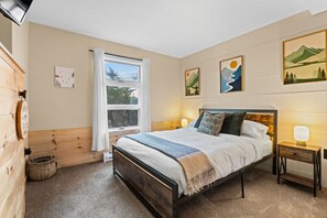 Desk, iron/ironing board, travel cot, WiFi