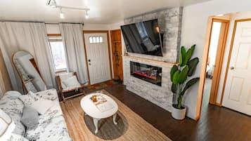 Smart-TV, peis, bøker og stereoanlegg