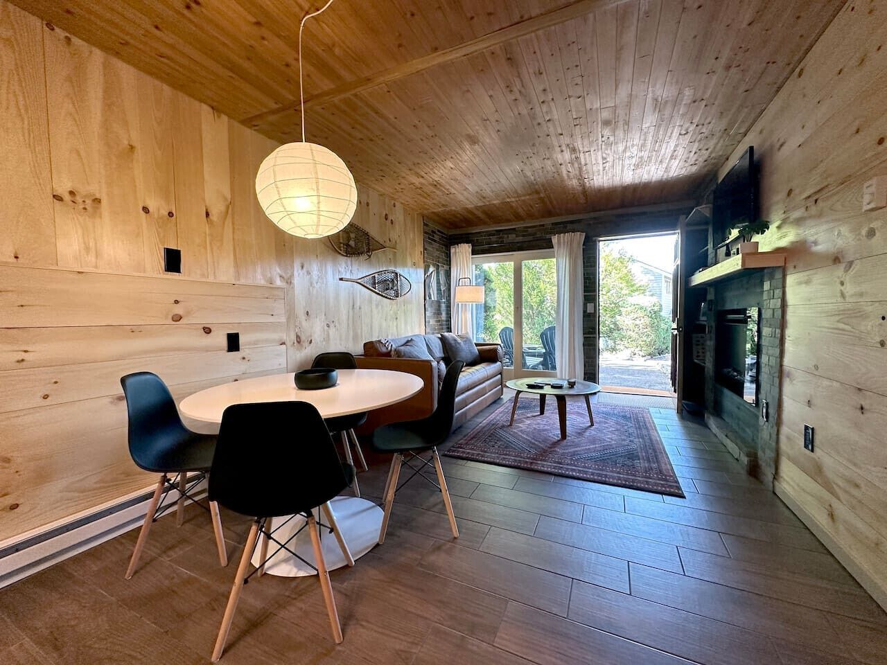 Smart TV, fireplace, books, stereo