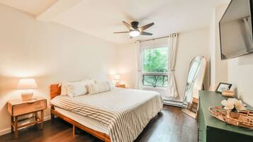 3 bedrooms, desk, iron/ironing board, travel cot