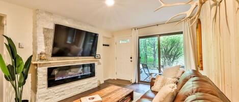 Smart TV, chimenea, videojuegos y reproductor de DVD