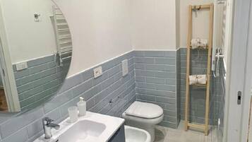 Ducha, secador de pelo, bidet, toallas