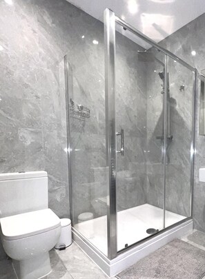 Dusche, Haartrockner, Handtücher, Seife