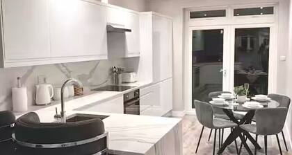 Charming 2-bedroom apartment with WiFi in London