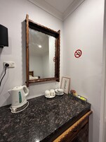 Microwave, cookware/dishes/utensils