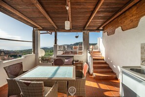 Outdoor dining - Coastal Light Haven (Santa Margherita di Pula)