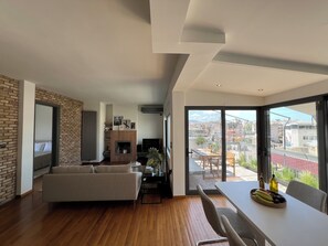 Smart TV - Acropolis Cityscape Loft, high-end, 5' Acropolis/Museum (Athina)