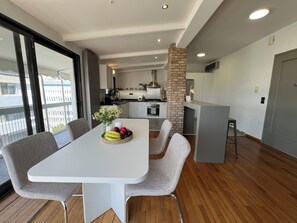 Dining - Acropolis Cityscape Loft, high-end, 5' Acropolis/Museum (Athina)