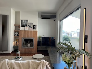 Smart TV - Acropolis Cityscape Loft, high-end, 5' Acropolis/Museum (Athina)